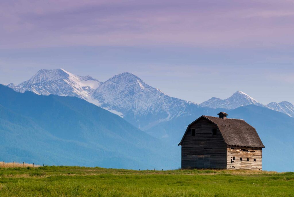 Image of barn in front of mountains